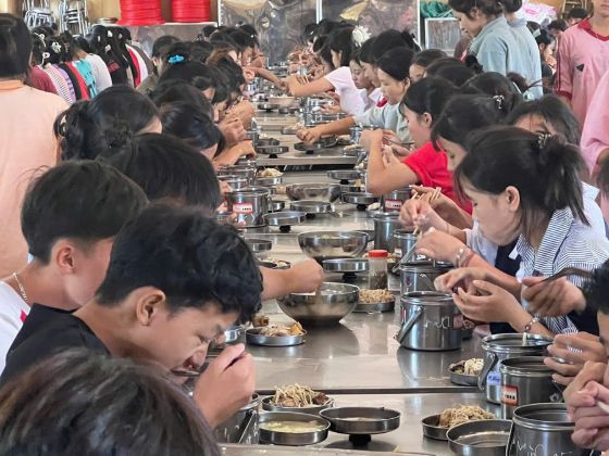 Ảnh của Ẩn số trong bữa ăn nội trú ở Mường Nhé: Khi niềm tin thay thế cơ chế giám sát?